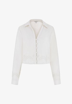Blouse blanche coupée avec manches longues, devant boutonné, col, et détails d'broderie en opéra complexe le long de l'ourlet et des bords des manches.
