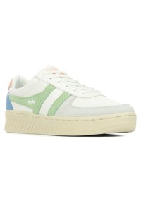Witte sneaker met groene en blauwe suède accenten, getextureerde middenzool en vetersluiting. Kenmerkt een logo aan de zijkant en een retro-geïnspireerde vorm.
