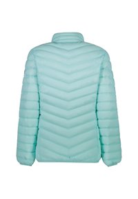 Ljusblå pufferjacka med ett chevron-quiltat mönster, ståkrage och elastiska ärmslut. Materialet verkar slätt och har en mjuk struktur.