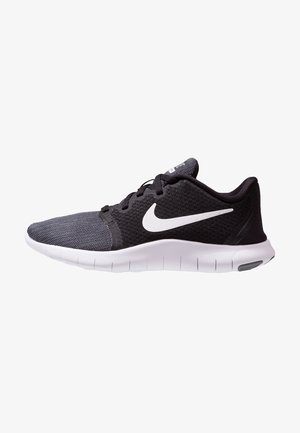 Chaussure de running Nike noire et grise avec semelle blanche et logo Nike swoosh blanc, inclinée vers la gauche sur un fond blanc.