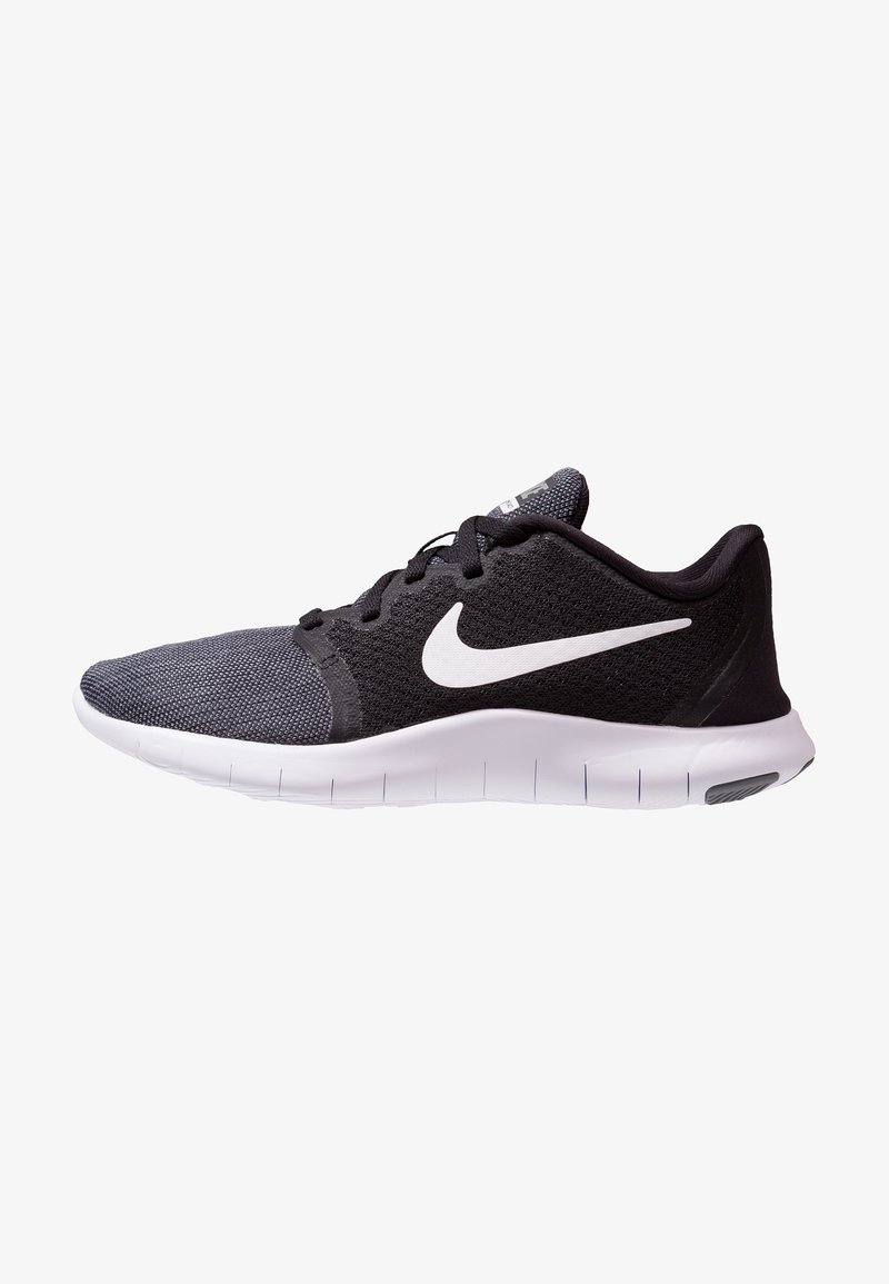 Chaussure de running Nike noire et grise avec semelle blanche et logo Nike swoosh blanc, inclinée vers la gauche sur un fond blanc.