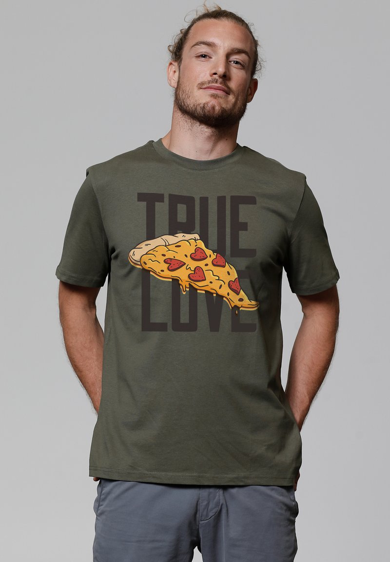 Olijfgroene katoenen t-shirt met een grafisch ontwerp van een pizzastuk met hartvormige toppings en de tekst "ECHTE LIEFDE" in vetgedrukte zwarte letters.