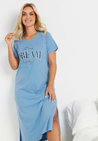 Ljusblå nattklänning i mjukt tyg, med korta ärmar och rund halsringning. Dekorerad med tryckt text och sidoflikar för ökad rörelsefrihet.