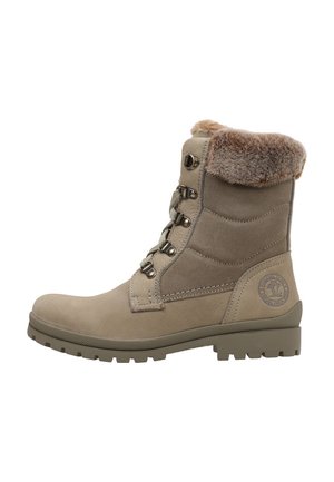 Botas de tobillo beige con puño de piel sintética, parte superior de cuero y textil, ojales y cordones de metal, suela de goma y un discreto detalle de logotipo.