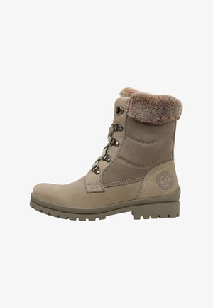 Botas de tobillo beige con puño de piel sintética, parte superior de cuero y textil, ojales y cordones de metal, suela de goma y un discreto detalle de logotipo.