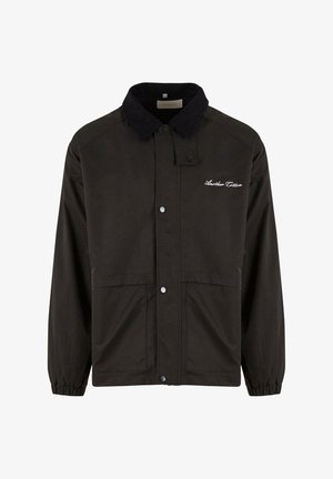 Sort vandtæt jakke med en kordfløjlskrage, trykknapper, elastiske manchetter og et broderet logo på fronten. To nederste lommer.