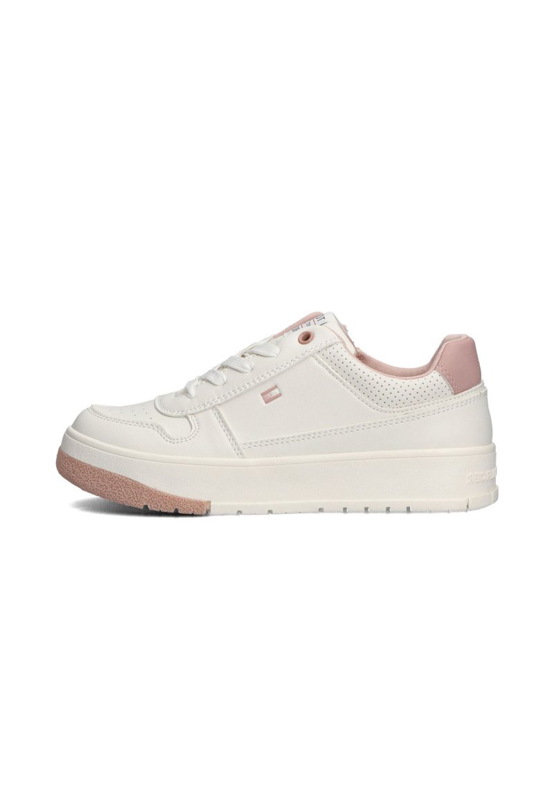 Witte leren sneaker met een roze hieltab en geperforeerde accenten. Heeft een ronde neus, platte veters en een getextureerde roze rubberen loopzool.