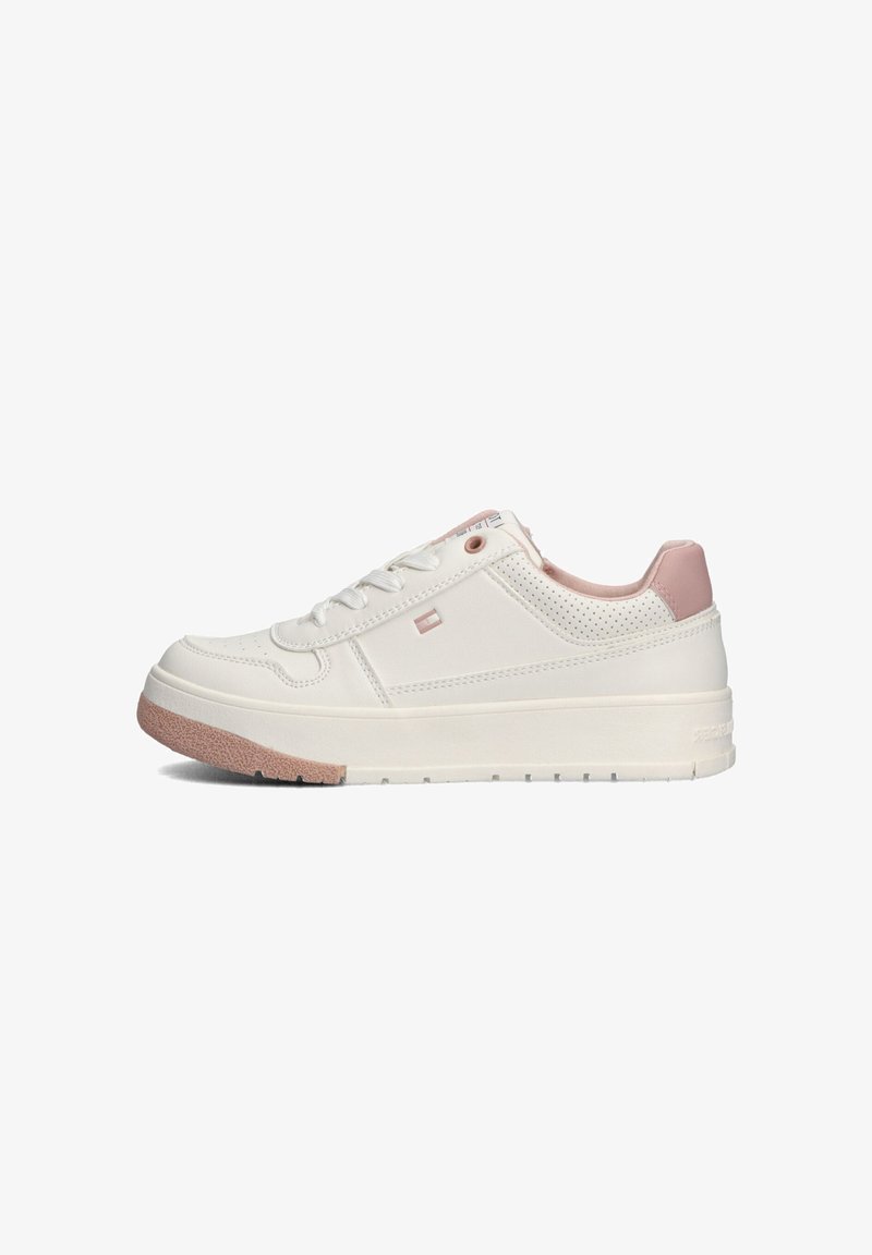 Witte leren sneaker met een roze hieltab en geperforeerde accenten. Heeft een ronde neus, platte veters en een getextureerde roze rubberen loopzool.