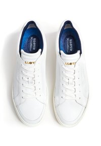 Weiße Sneakers mit einem glatten Lederobermaterial und Mesh-Akzenten, weißen Schnürsenkeln, einem blauen Innenfutter und einem goldfarbenen Logodetail.