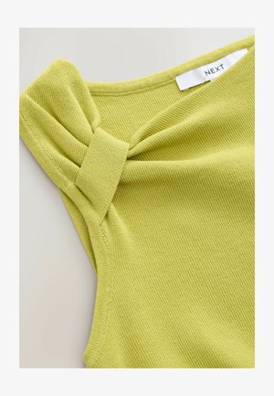 Jasnozielony dzianinowy top z detalem skręconego węzła na ramieniu, z prążkowaną teksturą i starannym wykończeniem dekoltu.