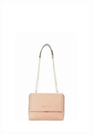 Sac à épaule beige Valentino avec fermeture à rabat, bandoulière chaîne dorée et détail de poignée en cuir.