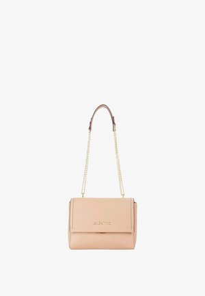 Sac à épaule beige Valentino avec fermeture à rabat, bandoulière chaîne dorée et détail de poignée en cuir.