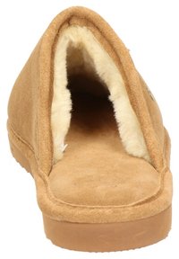 Tan fleece-gevoerde pantoffel met een zachte suede bovenkant, open achterkant en rubberen zool. Kenmerkt zich door eenvoudige stiksels en minimale branding aan de buitenkant.