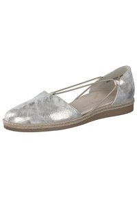 Chaussure plate métallique argentée avec une semelle en jute de style espadrille, un décolleté en V et des brides croisées. Texture lisse, talon bas.