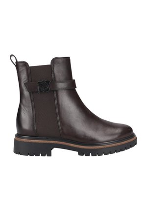 Botas de cuero marrón hasta el tobillo con paneles laterales elásticos y una correa decorativa. Presenta una suela de goma texturizada y un sutil detalle del logo en la correa.