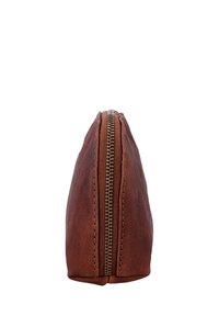 Bruine leren tas met een gouden metalen rits, voorzien van een textuur en stiksels langs de randen, taps toelopend ontwerp.