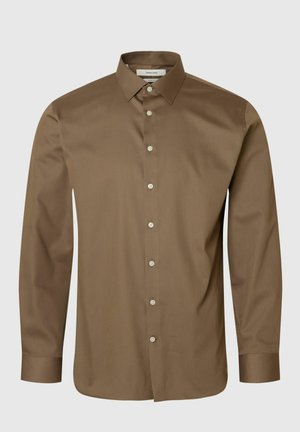 Chemise marron à manches longues en tissu lisse avec col boutonné et boutons visibles sur le devant. Elle présente un ourlet arrondi et une coupe ajustée.