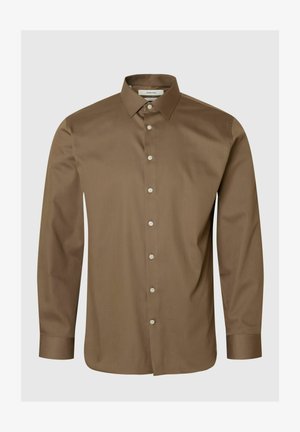 Rjava srajca z dolgimi rokavi iz gladkega blaga z ovratnikom na gumbe in vidnimi sprednjimi gumbi. Ima ukrivljen spodnji rob in prilegajoč kroj.