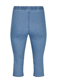Pantaloni capri in denim azzurro chiaro con cintura elastica, texture liscia e taglio a lunghezza ginocchio. Presentano dettagli cuciti lungo le cuciture.