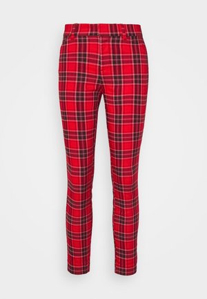Rood-zwart geruite slim-fit broek met riemlussen en zijzakken, weergegeven op een witte achtergrond.