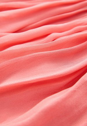 Könnyű korall szövet, lágy, folyékony textúrával, amely finom redők és visszafogott fényesség jellemzi. Simaság, minimális gyűrődéssel.