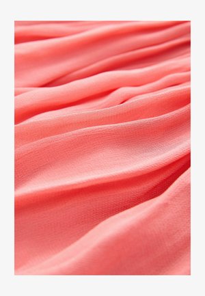 Tissu en corail léger avec une texture douce et fluide, présentant des drapés délicats et un léger éclat. Surface lisse avec des plis minimaux.