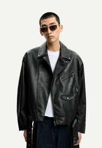 Bershka Bunda z nepravej kože - black