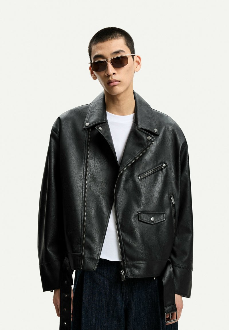 Bershka Bunda z nepravej kože - black