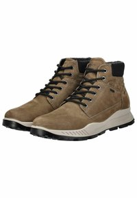 Botas de caña alta marrones de ante con cordones negros, detalles grises y una suela de goma texturizada para mayor tracción. Presentan un cuello acolchado.