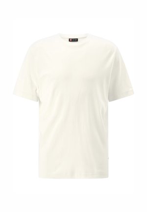 Schlichtes weißes T-Shirt mit kurzen Ärmeln und Rundhalsausschnitt, mit einem kleinen schwarzen und roten Etikett innen am Kragen, vor weißem Hintergrund.