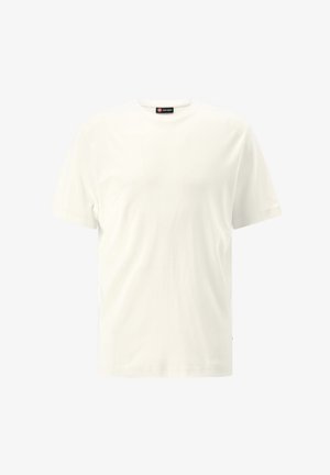 Schlichtes weißes T-Shirt mit kurzen Ärmeln und Rundhalsausschnitt, mit einem kleinen schwarzen und roten Etikett innen am Kragen, vor weißem Hintergrund.