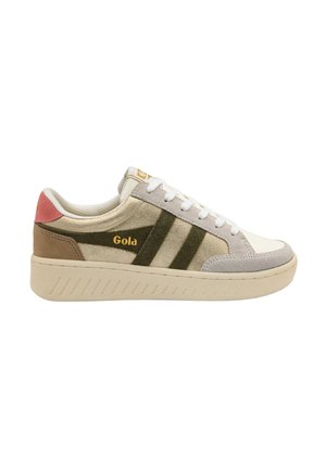 Lavt snøre beige og olivengrøn ruskind sneaker med hvide snørebånd, cremefarvet sål, lyserød hælpatch og "Gola" logo i guld på siden.