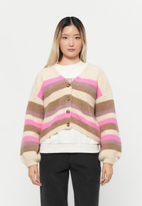Gebreide cardigan met een cropped ontwerp, met roze, beige en bruine strepen, zes knopen en pofmouwen. Zachte textuur.