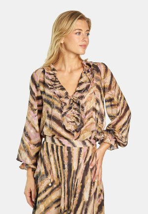 Vestido estampado con escote en V y volantes, mangas largas con puños elásticos y un diseño fluido en tonos de rosa, marrón y dorado.