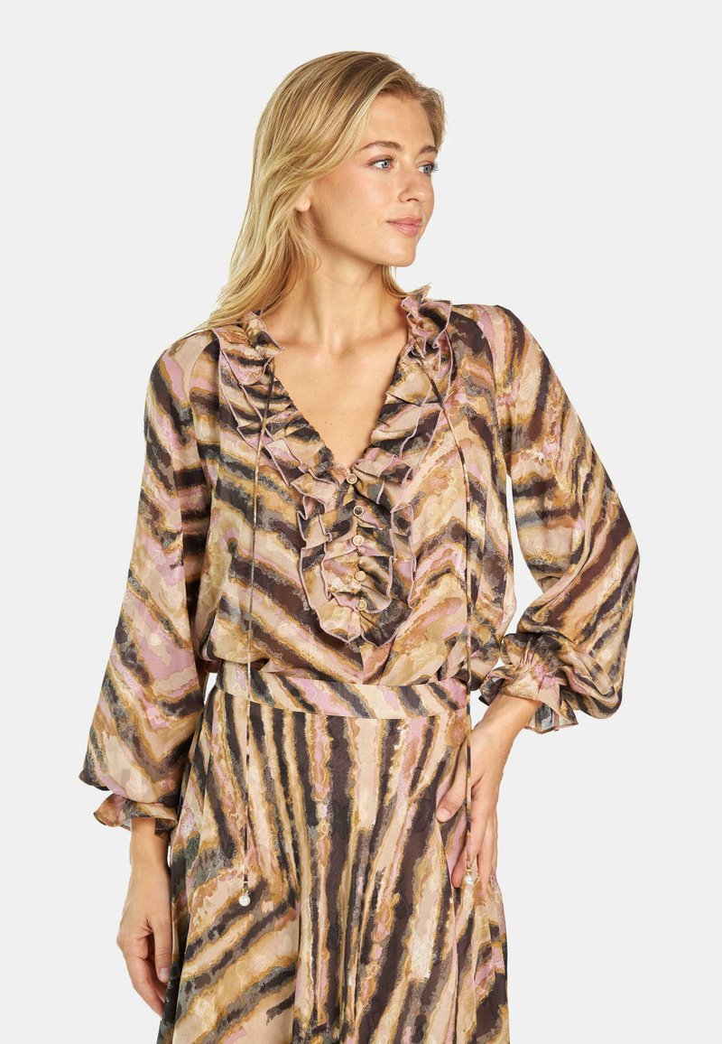 Vestido estampado con escote en V y volantes, mangas largas con puños elásticos y un diseño fluido en tonos de rosa, marrón y dorado.