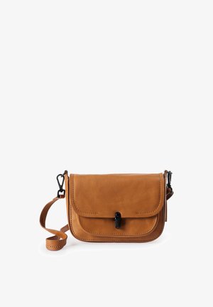Braune Leder-Crossbody-Tasche mit Klappenverschluss, schwarzem Hardware, verstellbarem Riemen und sichtbaren Nähdetails. Kompaktes und strukturiertes Design.