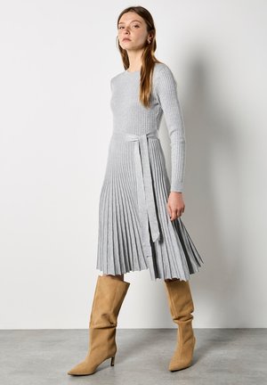 BELTED PLEATED  - Abito in maglia - light grey