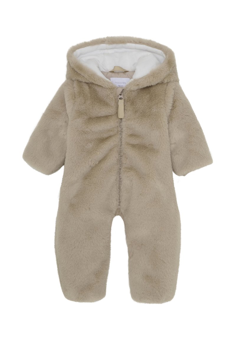 Beige nepbont overall met een witte binnenvoering, volledige ritssluiting en capuchon. Kenmerkend zijn de zachte textuur en de ronde mouwen voor extra comfort.