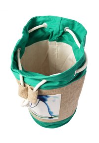 Grüner und beiger Leinensack mit Zugbandverschluss und einem kleinen Patch mit einem blauen und schwarzen abstrakten Design.