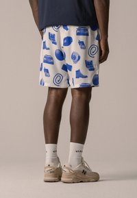 BLKVIS PAID IN FULL UNISEX - Short - white