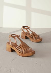 REGULAR FIT - SIGNATURE PREMIUM WEAVE  - Clogs - tan brown