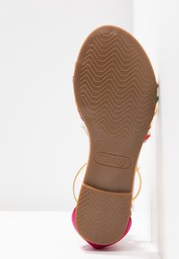 Semelle de sandale avec motif de bande en arête de poisson, taille 37, et logo de marque embossé "Buffalo" en caoutchouc couleur tan.