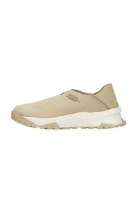 Lichtbeige instapschoen van suede met een gestructureerde bovenkant, rubberen zool en subtiele logo-accent aan de zijkant.