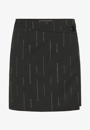 Zwarte rok met een gestructureerde stof en zilverkleurige studs in verticale lijnen, afgewerkt met een zijknopen sluiting.