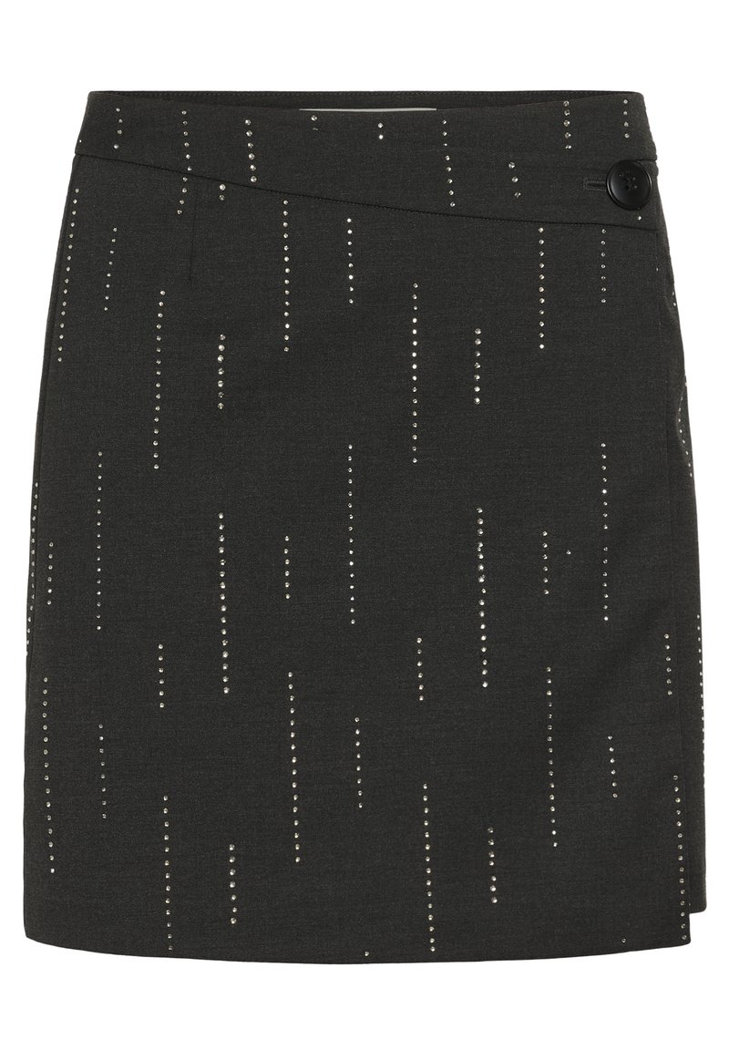 Gonna nera con un tessuto testurizzato decorato con borchie argentate disposte in linee verticali, completata da una chiusura laterale con bottone.