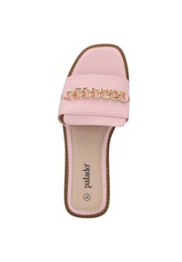 Roze schuifsandalen van faux leer met een brede band en een gouden kettingaccent. Vlakke zool met een gestructureerde bruine rand.