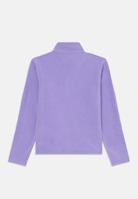 Pull en polaire lavande à manches longues avec un col montant, présenté de dos sur un fond blanc.