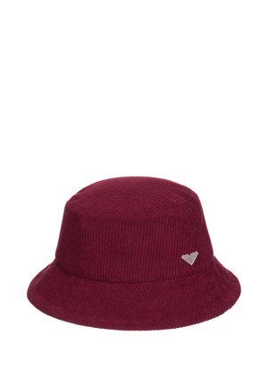 Bordowy kapelusz typu bucket z sztruksu z małym, srebrnym logo w kształcie serca po boku, z daszkiem nachylonym w dół.