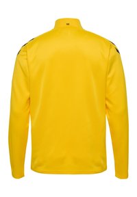 Gul långärmad sportstopp med hög krage. Slät textur, med svarta detaljer på axlarna och en liten logotyp på baksidan.