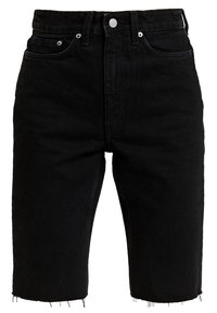 Zwarte denim shorts met een hoge taille, onafgewerkte zoom, twee voorzakken en een knoopsluiting, met een klassieke vijf-pocket stijl.